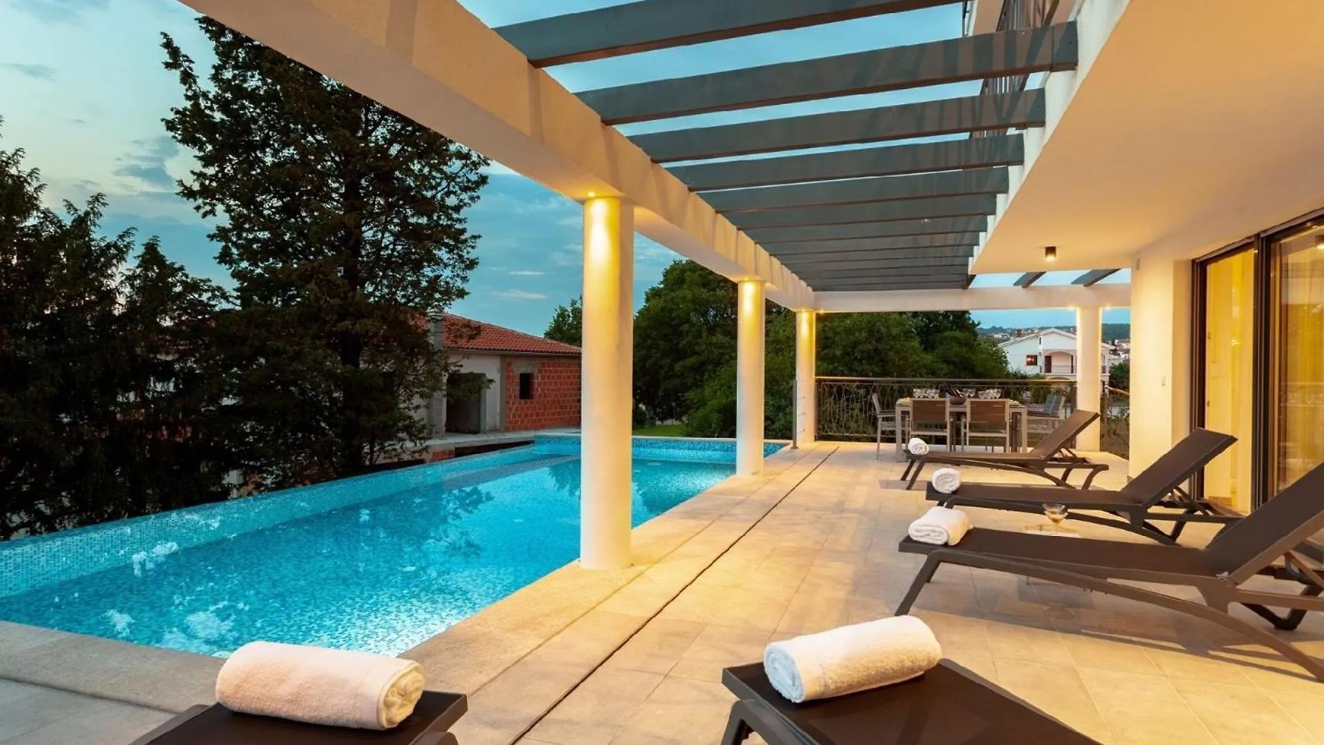 Ferienhaus In Malinska Mit Grossem Pool