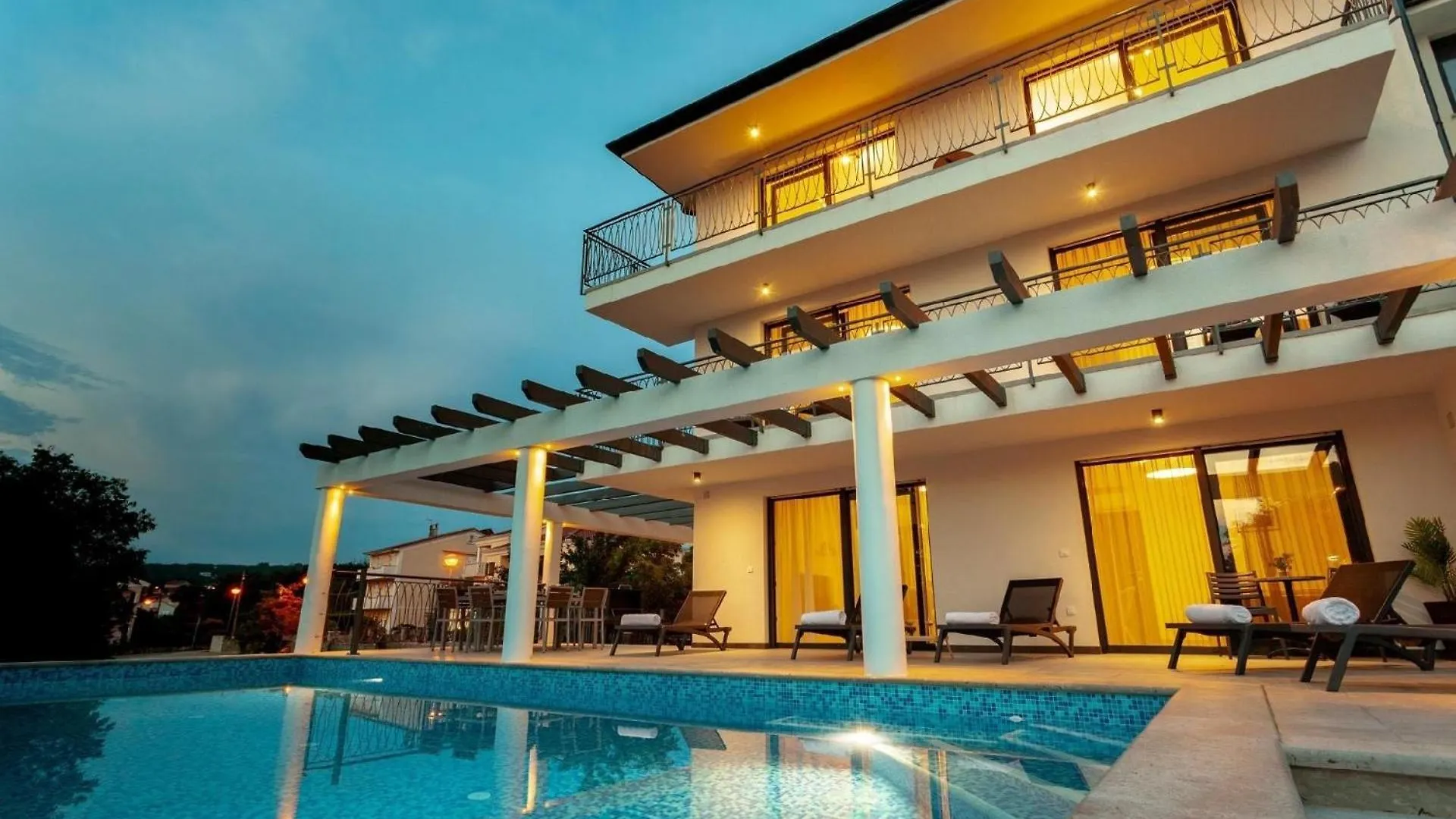 Ferienhaus In Malinska Mit Grossem Pool